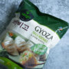 Packung mit gefrorenen Dumplings (Gyoza) aus dem Asiamarkt
