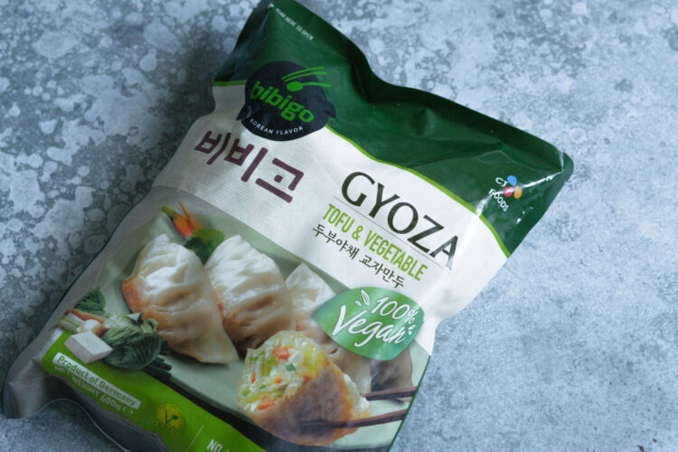 Packung mit gefrorenen Dumplings (Gyoza) aus dem Asiamarkt
