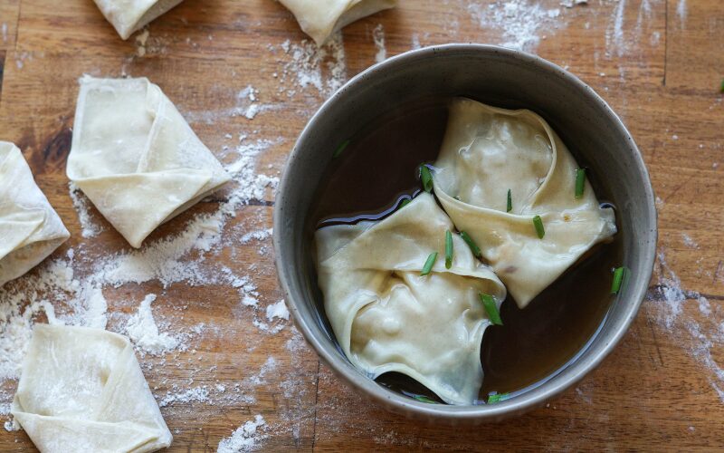 Selbstgemachte Wantans in Brühe